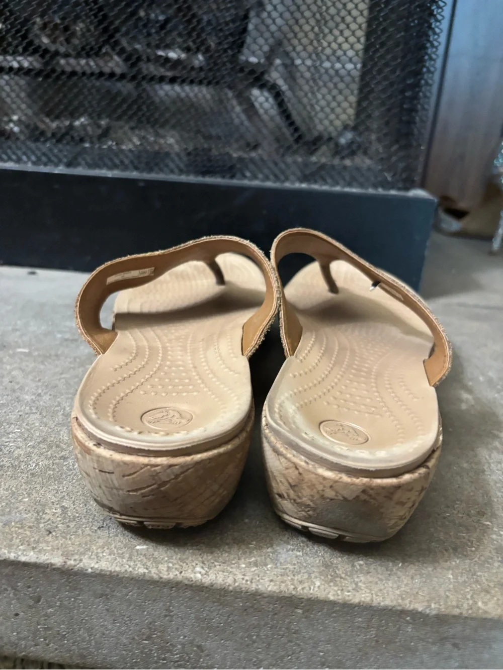 Crocs A-Leigh Tan Snake Pattern Womens Sze 8 Cork Wedge Flip Flop Thong